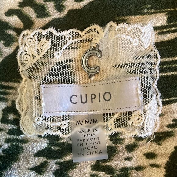 Cupio button front blouse , size medium, good used condition - Picture 7 of 8